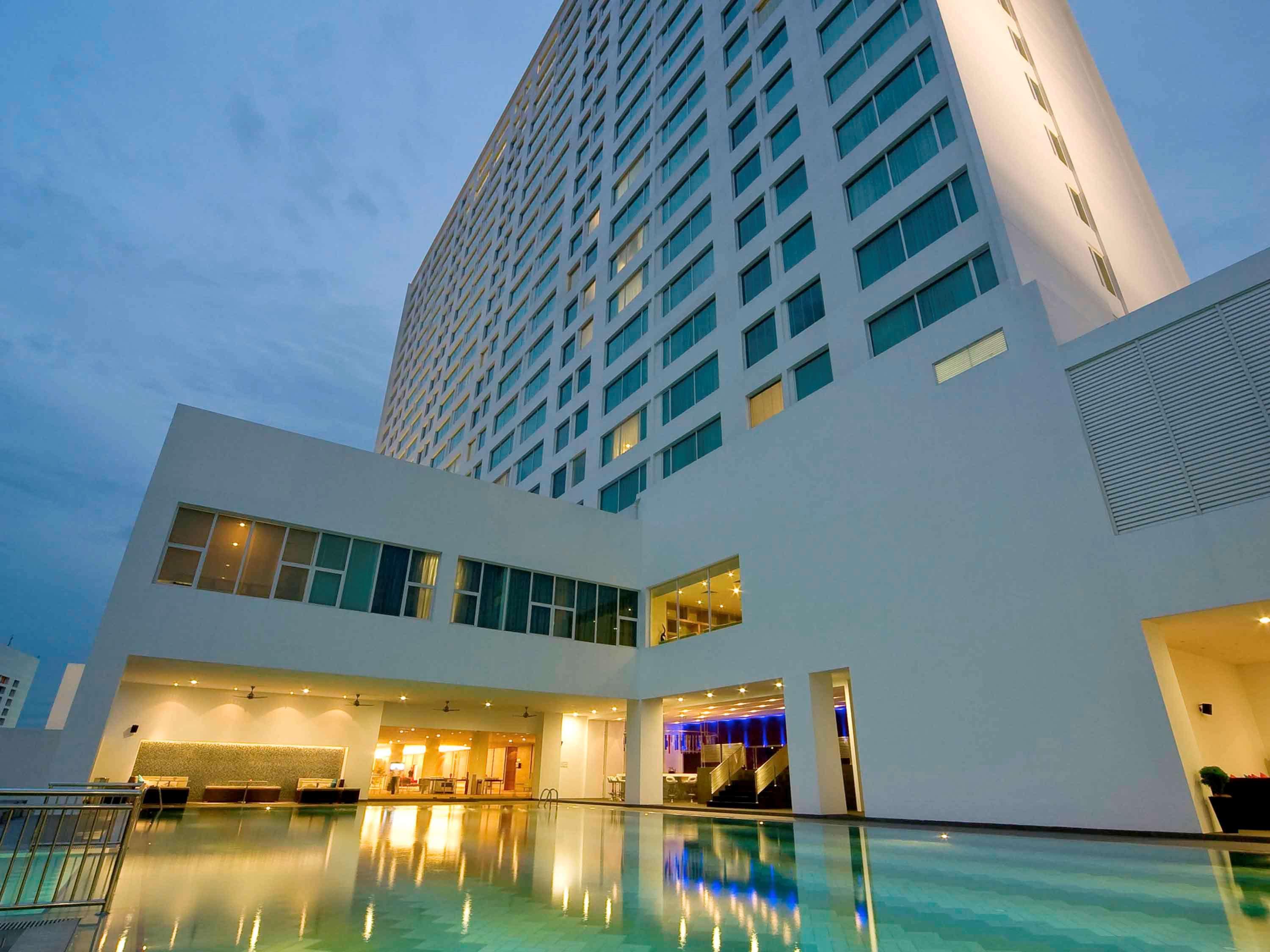 Pullman Kuching Hotel Exterior photo